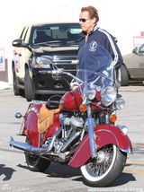 组图：施瓦辛格墨镜皮裤骑摩托酷劲十足变回终结者