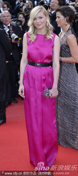 组图：邓斯特戛纳走秀紫红裙装简约亲切