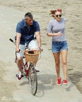 组图：《老友记》乔伊青春不再 骑情侣车浪漫消遣