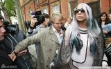 组图：Lady Gaga银色长发波浪长袍造型依旧犀利