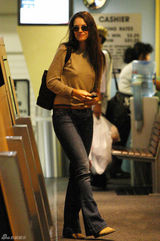 组图：阿汤嫂凯蒂-赫尔姆斯外出看医生素颜憔悴