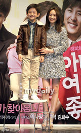 幻灯：李娜英等出席新片制作发布会 场面温馨