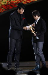 高清组图：刘翔“朋克”劲酷造型亮相颁奖礼