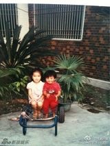 组图：Ella微博连曝童年照 自嘲绿豆眼姿态妩媚