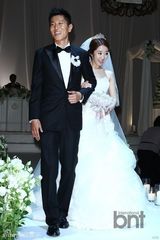 组图：韩国脚金在成迎娶美女主播韩志英