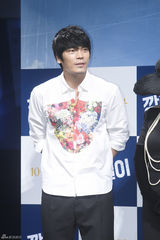 独家高清：刘亚仁牵手金海淑宣传新片《强哲》