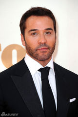 组图：第63届艾美奖红毯 杰米-帕文亮相绅士风度