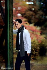 组图：边原深秋写真显睿智 电影《四戒》拍摄正酣