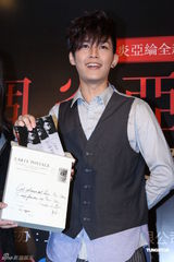 组图：炎亚纶首发新碟现场吹笛 戴红面具个性亮相