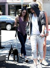 组图：暮光女素颜遛狗显颓废 内衣隐现小秀性感