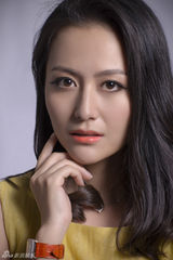 组图：杨婷婷时尚大片 魅惑变身展熟女魅力