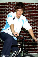 幻灯组图：汪东城代言运动服装 想开画展秀绘画天份