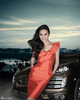 幻灯图:苗圃化身美女车模 尽显迷人光彩