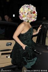 组图：Lady Gaga花冠头亮相伦敦时装周看秀