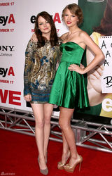 高清组图：泰勒-斯威夫特性感低胸礼服亮相