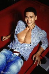 组图：顾又铭时尚大片半裸出镜释放魅惑之美