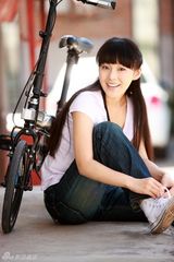 组图：张佳宁拍摄清纯写真 青涩笑容秀率真甜美