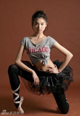 组图：68岁老艺人凌峰19岁漂亮时髦女儿近照曝光