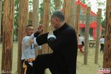 组图：黄秋生徒手断木桩 曾志伟再现狮王雄风