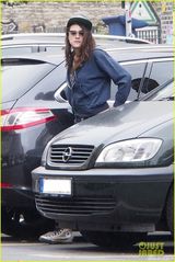 组图：暮光女现身柏林街头 休闲装会友保镖护驾