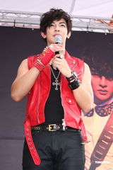 组图：汪东城单飞出专辑12年终圆梦