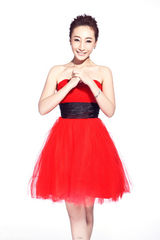 组图：光线新贵主持写真出炉 淡妆红裙同贺中国年