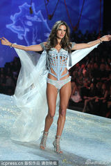 组图:维密年度大秀开幕泰勒献唱 众超模T台斗艳