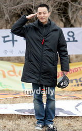 幻灯图集：神话成员Andy入伍 剃发微笑告别歌迷