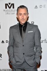 组图：阿德里安亮相晚宴 斯万克蕾丝礼服惊艳