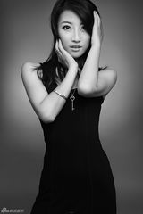 组图：卫莱黑白写真曝光 演绎穿越时空的美丽