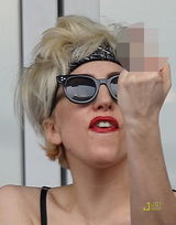 幻灯图：Lady gaga铆钉装看棒球赛 不满球员竖中指