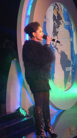 组图：阿娇杭州走穴现粗壮大腿 献唱表情显生涩