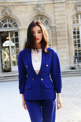 组图：倪妮亮相巴黎时装周 宝蓝西装炫目优雅