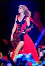 组图：泰勒爆乳红披风献唱 镶钻礼服风骚秀美背