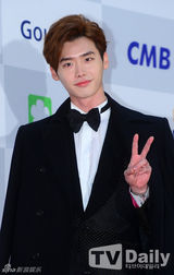 组图：宋慧乔李钟硕李准基等亮相电视颁奖礼