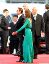 高清图：朱莉闪片绿裙华丽 皮特墨镜遮面耍个性