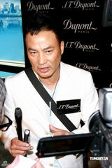 幻灯图：任达华收藏金银钻石打火机 被女儿强制戒烟