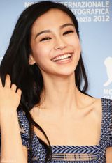 组图：Angelababy斜纹软呢绷带裙亮相威尼斯