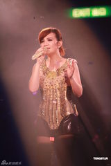 组图：梁静茹演唱会落幕 与表哥同台合唱