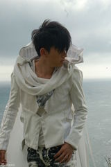 高清组图：张杰新歌MV花絮曝光 伫立悬崖边宛若精灵