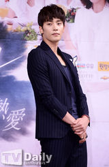 组图：少女时代徐贤红裙亮相《热恋》发布会