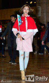 组图：GirlsDay穿红斗篷亮相机场 娇俏可爱