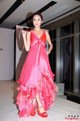 组图：黄日华父女档合作拍剧 关楚耀饰精神病患