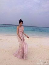 组图：李小冉马尔代夫拍写真 秀香肩锁骨销魂