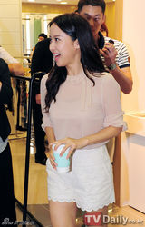 组图：韩星赵茹珍清凉亮相签名会