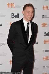 组图：米娅红裙亮相《唯爱永生》首映 抖森献抱