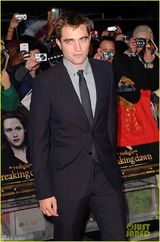 组图：《暮光4下》英国首映 斯图尔特黑丝透视