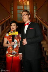 组图：袁莉婚礼晚宴着旗袍喜庆 外籍老公帮开车门