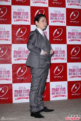 组图：张小燕哈林将任红白艺能主持人 西装油头