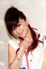 高清图：王心凌短裙走秀 大摆可爱姿势展青春活力